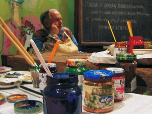 L'artista Tonino Guerra nel suo studio