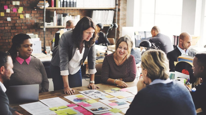 20160525135247-startup-team-coworkers-teamwork-office-brainstorming-ideas-corporate-meeting