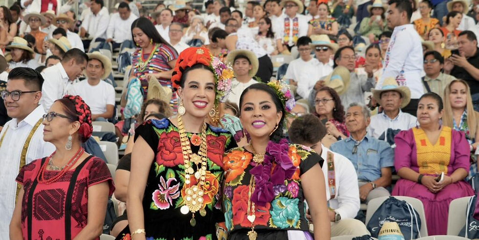 La Guelaguetza es una fiesta ancestral de Oaxaca, México, que celebra la diversidad cultural y étnica de la región. Se deriva del vocablo zapoteca "guendalezaa", que significa "ofrenda, presente o cumplimiento". Es conocida como "Los Lunes del Cerro", ya que se celebra en el Cerro del Fortín en la ciudad de Oaxaca.