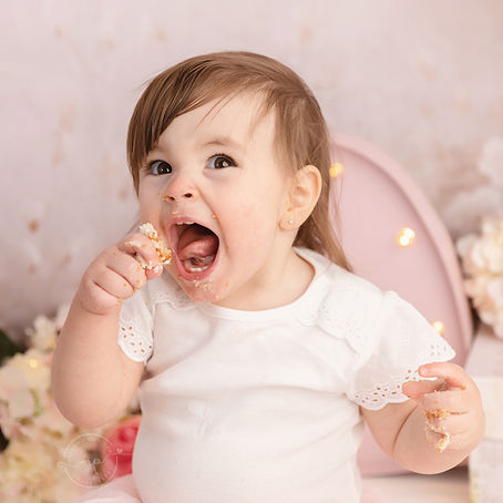 STAGES OF A CAKE SMASH - SO HILARIOUS!!