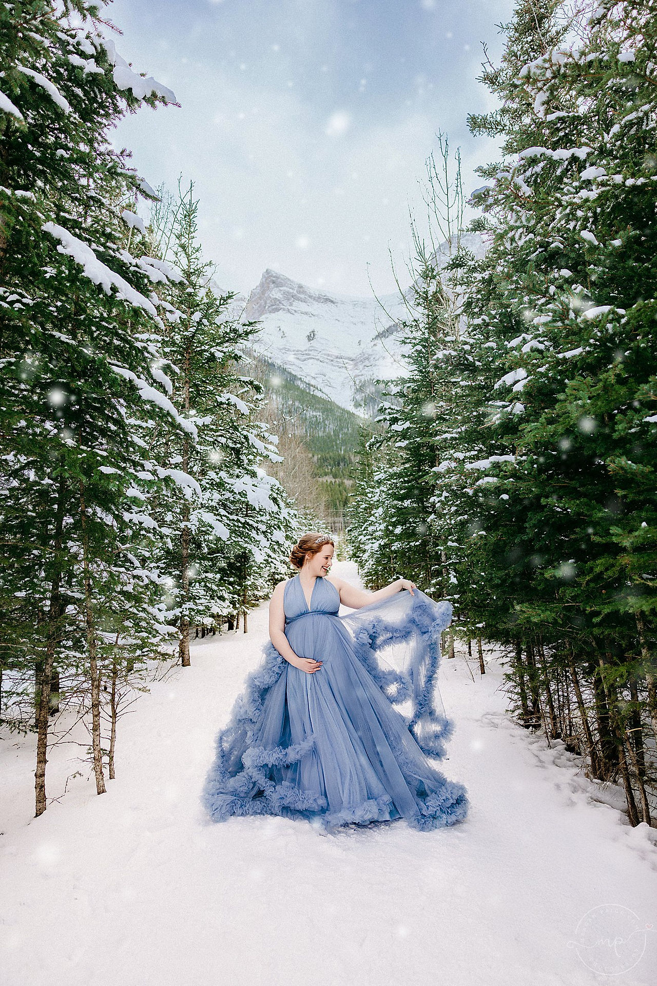 Snowy Maternity Session in Canmore AB - Meagan Paige Photography