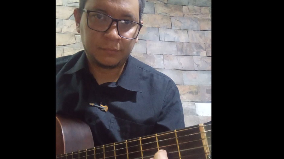 En el video, se comparte una versión acústica de "Ola", un tema de su banda Skapatoria, donde se ve claramente la aplicación práctica de estos conceptos [03:29]