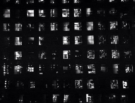 Eram tão pobres, mas tão pobres... que possuíam apenas dinheiro.