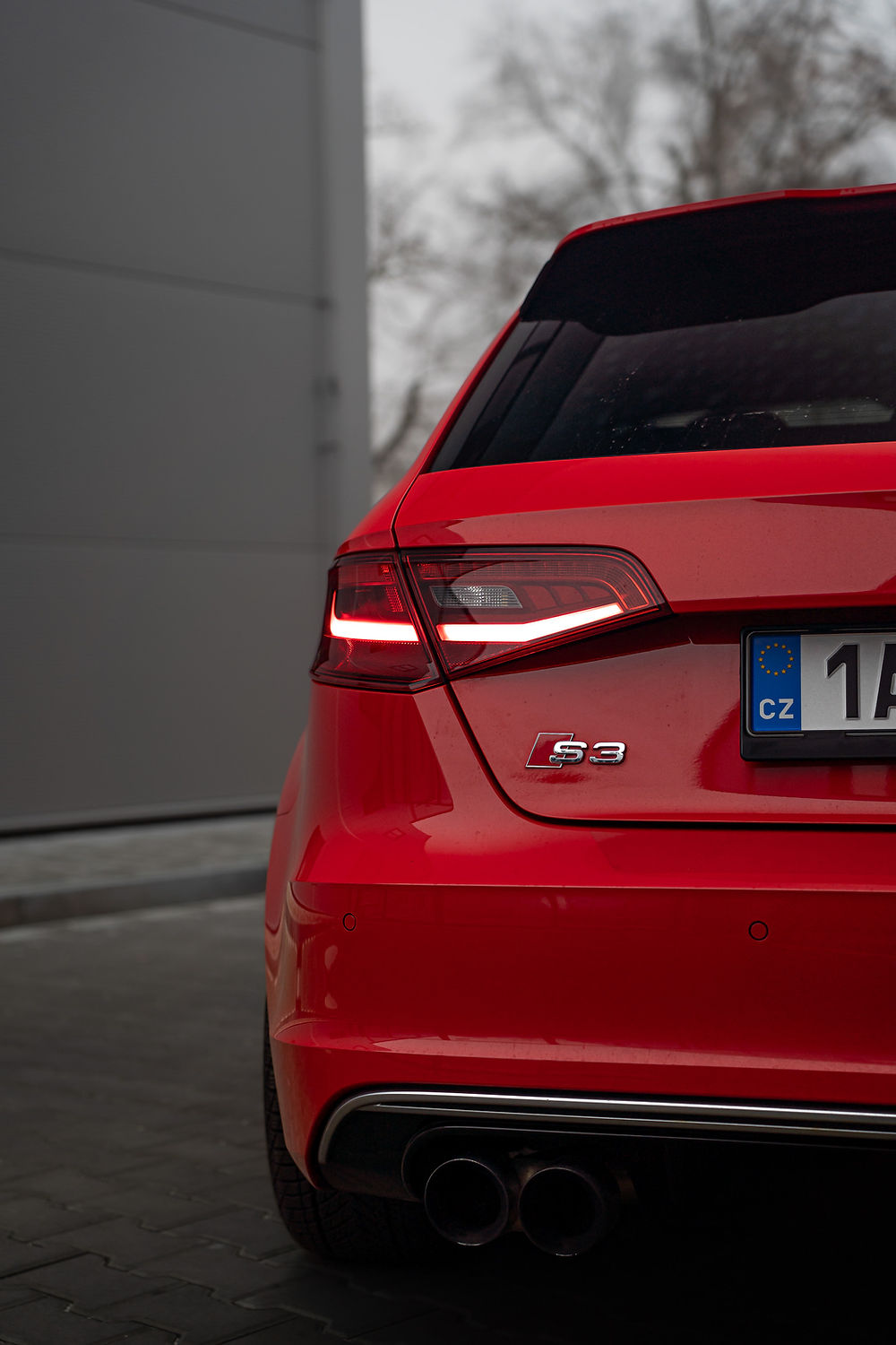 Zadní část červeného sportovního vozu Audi S3