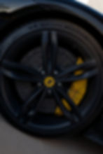 Černé kolo Ferrari se žlutým brzdovým třmenem