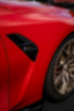 Červené auto BMW M, detail blatníku a kola