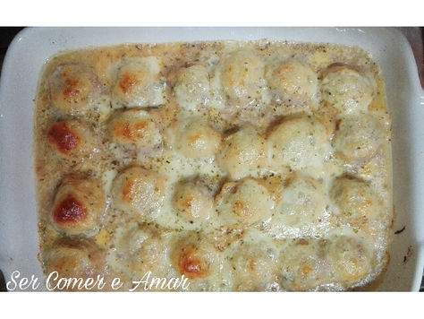 Almôndegas com Molho de Tomate e Mozarela