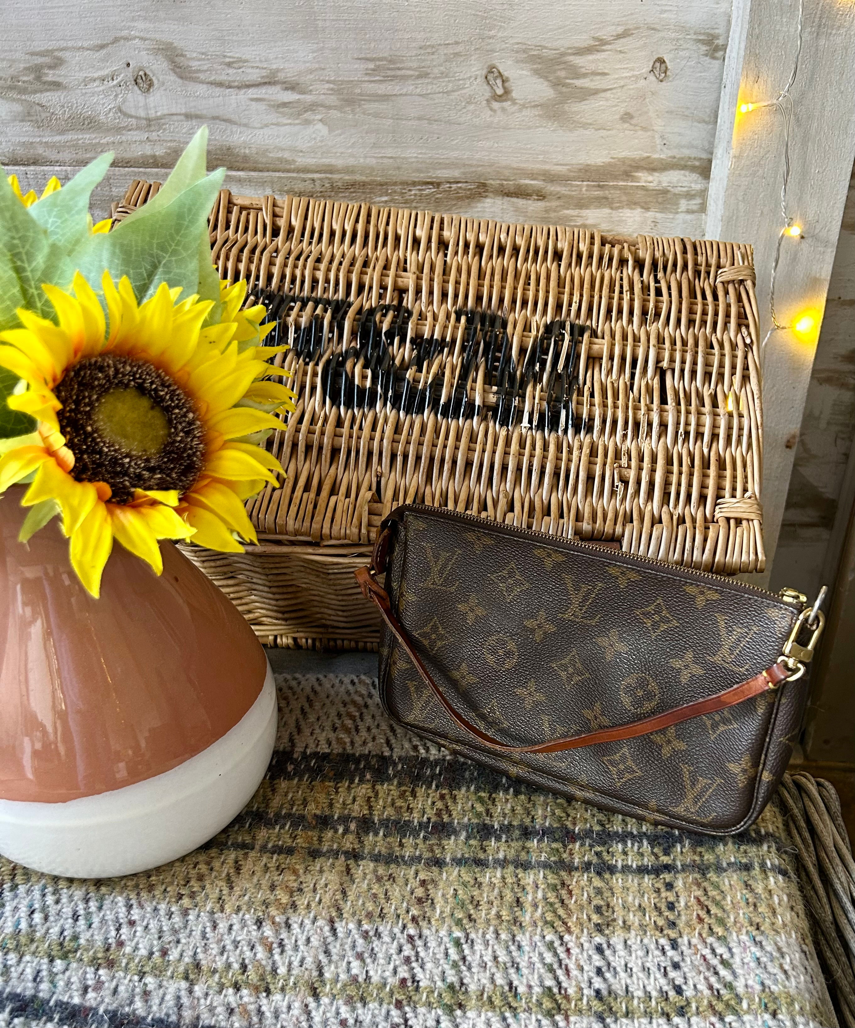 Louis Vuitton Pochette in monogram