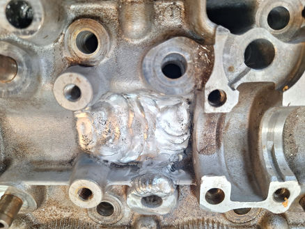 Riparazione testata motore rotta tra le sedi valvole