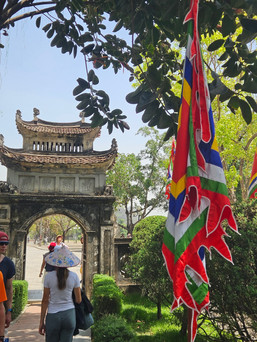 Pisana zastava, mogočna vrata, zelenje