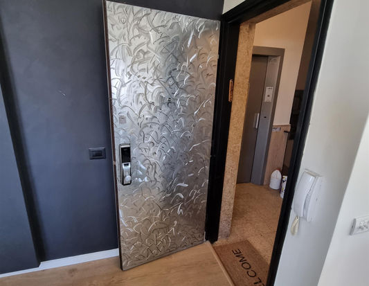 מנעול חכם לדלת רב בריח