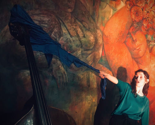 Jess contre basse.jpg