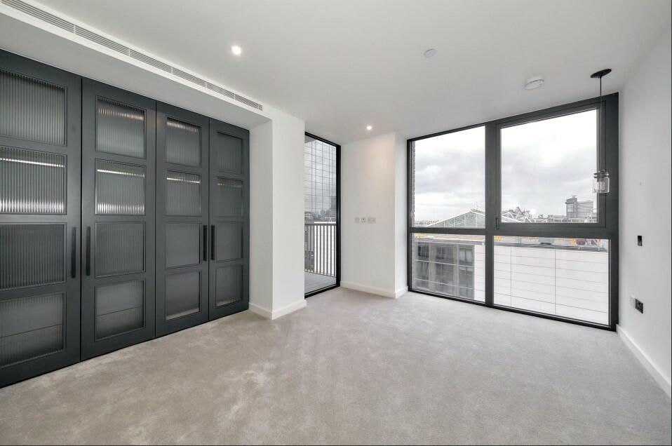London Dock | £1,500,000 | 3b3b