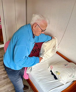 LVT dhr Blees maakt bed op.jpg