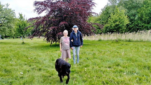 familie Vos_titel Familie Vos met hond buiten.jpg
