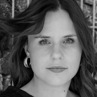 Dieses Schwarz-Weiß-Porträt zeigt eine Frau, die frontal in die Kamera schaut. Ihr ernster, aber sanfter Ausdruck wird durch das Spiel von Licht und Schatten hervorgehoben, was dem Bild eine intensive, nachdenkliche Stimmung verleiht.
Fotografiert von:
SFPhotodesign Schuster Florian
Fotograf aus Sonthofen im Allgäu