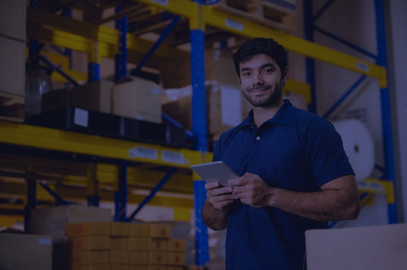 male-warehouse-worker-portrait-in-warehouse-storage_edited_edited.jpg