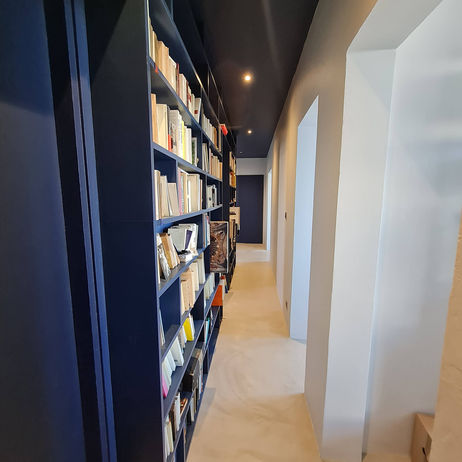 Couloir optimisé avec bibliothèque sur mesure bleu profond toute hauteur – architecte d’intérieur Saint-Denis