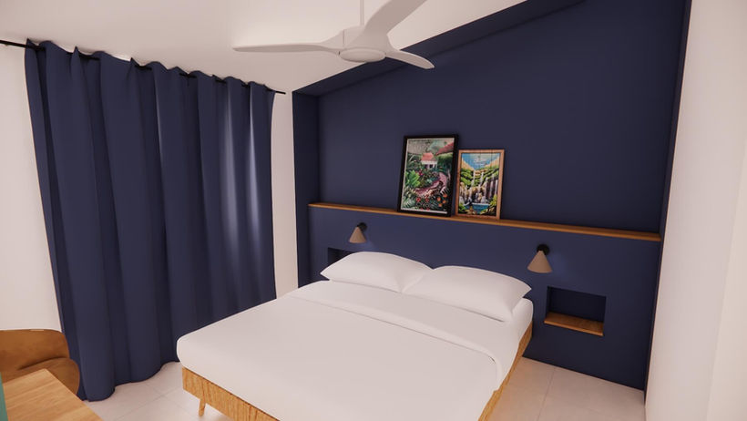 Chambre principale avec mur bleu profond, tête de lit intégrée et étagère en bois – rénovation maison créole