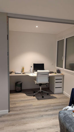 Bureau intégré dans une pièce modulable avec rangements et cloison coulissante