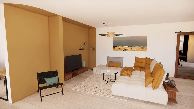 Salon contemporain avec canapé clair, coussins ocre et mur accent jaune structurant l’espace TV dans une maison rénovée.