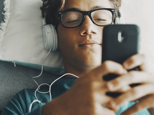 Screentime Affects Happiness and Sleep