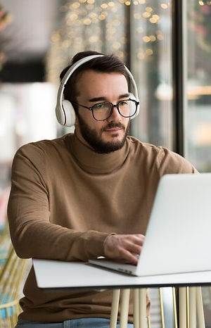 hombre-negocios-auriculares-trabajando_23-2148446276.jpg