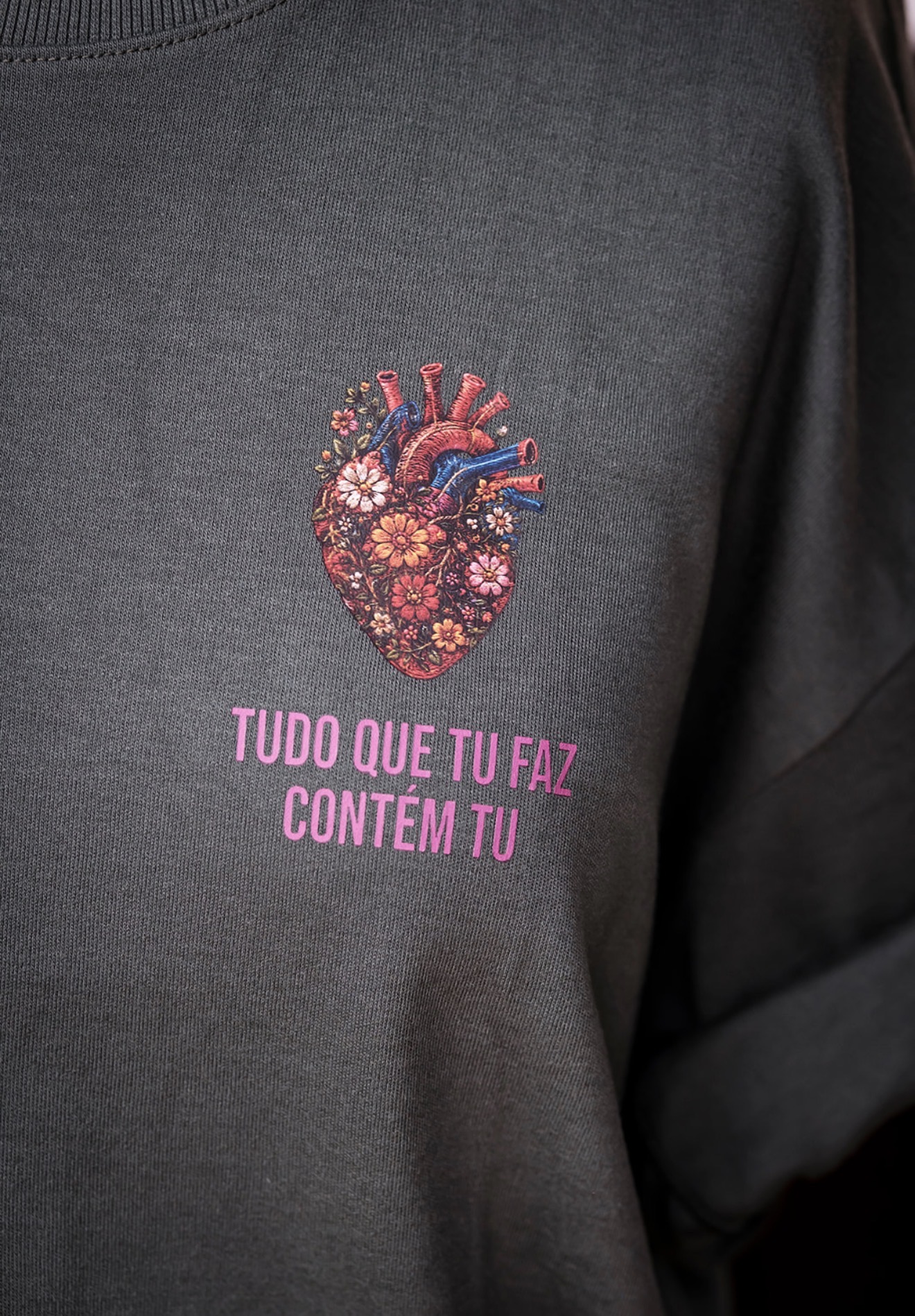Camiseta — Tudo que Tu Faz Contém Tu