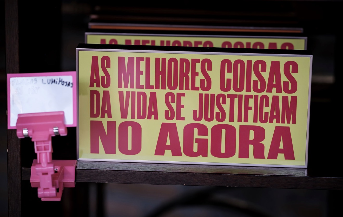 Placa Luminosa — As Melhores Coisas da Vida se Justificam no Agora