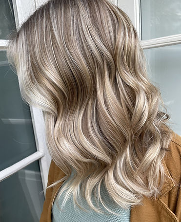 Lang haar met asblonde highlights en zachte golven