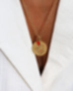 Collier porté Esmée Love dessin gravé de l'artiste Romane Sérazin par Maison LAU