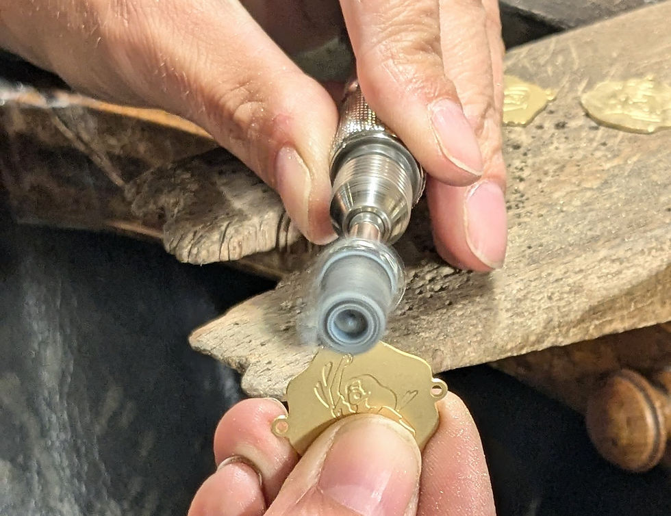 Thumbnail: fabrication bijoux médaille Maison LAU