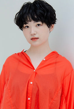 安藤杏私服赤バストアップ.jpeg