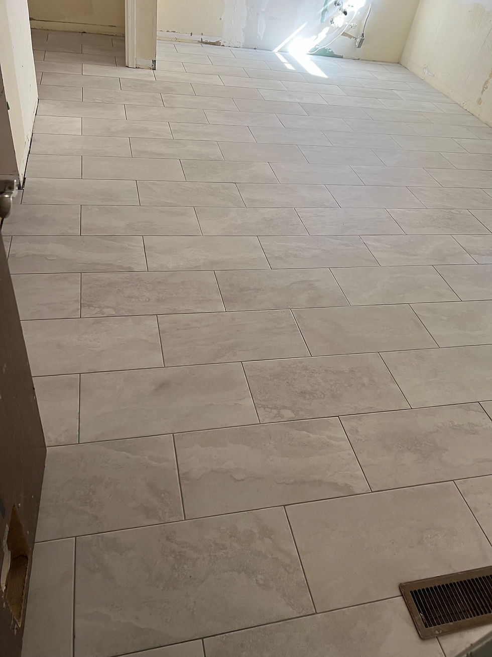 Close-up of evenly spaced tile and clean grout