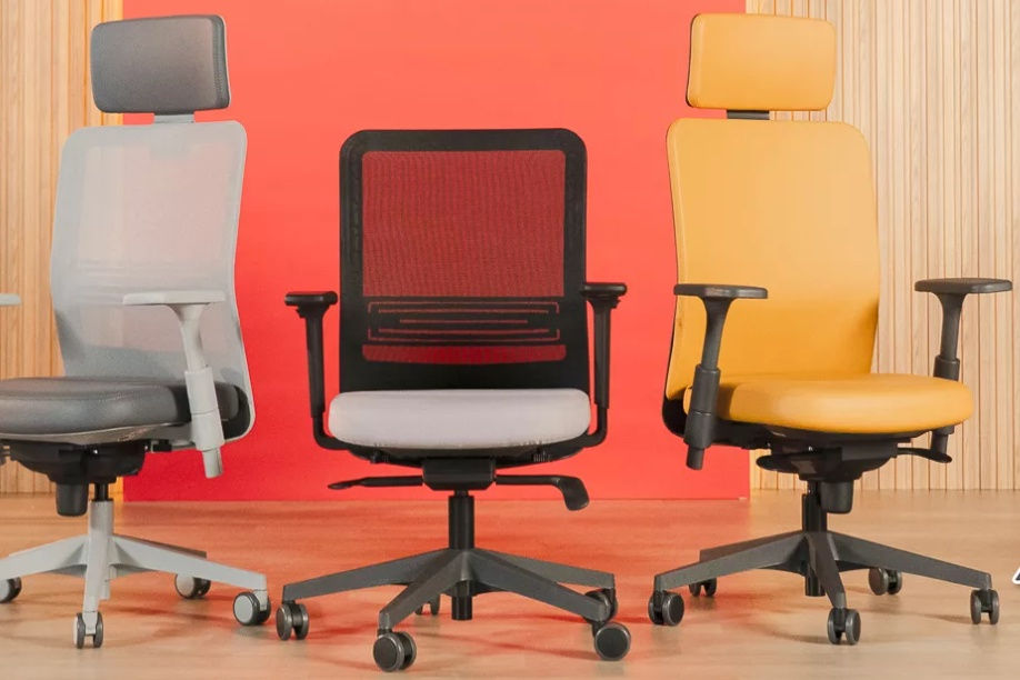 Conjunto de cadeiras ergonômicas Flexform: modelos Uni (cinza), Tecton (tela preta) e Led (amarela) com ajustes de altura e encosto.