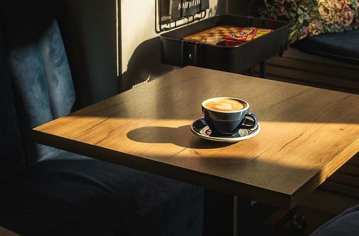 Barista maakt cappuccino in Liev Coffee Amsterdam