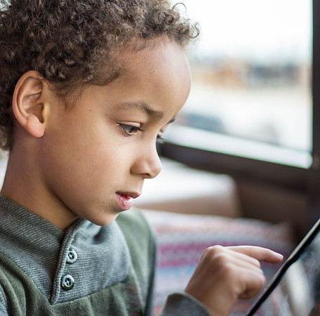 Een Lezing van de jongen op Tablet