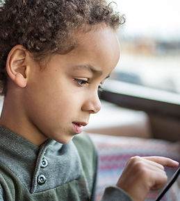 Una Lectura del muchacho en Tablet