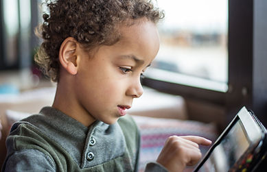 Una Lectura del muchacho en Tablet