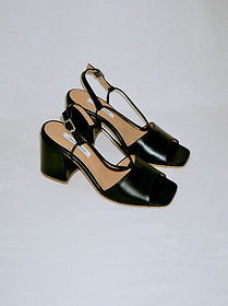 black leahter sandals with straps