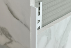 An image of Profilitec Wall Covering Profiles Kerajolly KJ-100-AM11, showcasing its profile designed for modern and adaptable transitions in wall covering applications.