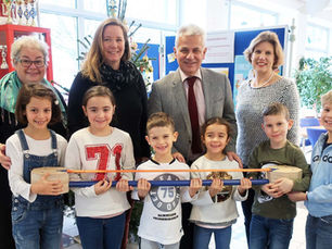 Klimameilen-Geschenk für die Volksschule Südstadt – Bürgermeister Johann Zeiner und Umweltgeme
