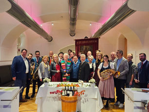 Weinsegnung im Schloss Hunyadi – gelebte Nachbarschaft und geprägte Weinkultur 🍇🍷