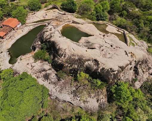 Vista aérea do Inselberg onde está situado o Sítio Paleontológico Pedra d'água do Deserto - Fonte: Ricardo Matos