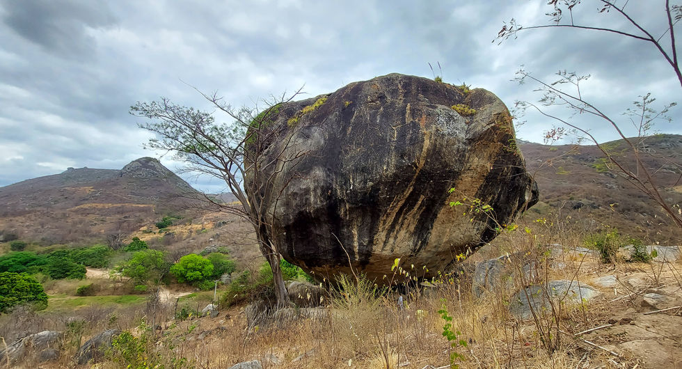 Pedra da Arara vista no período de estiagem - Fonte: Ricardo Matos