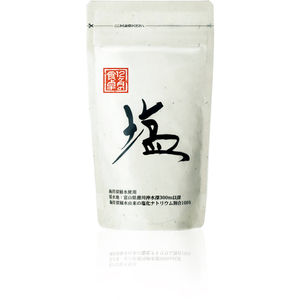 塩
海洋深層水を100%使用した純国産の塩。まろやかで深みのある味わいです
栄養に富み、清浄性の高い“海洋深層水”をくみ上げて作る塩。何も足さずに水分を蒸発させ濃縮し丁寧に造り上げた、海の成分をそのままにお届けします。