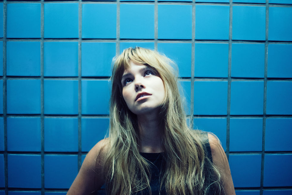 "TANTAS FORMAS DE DIZER ADEUS": Clarissa anuncia novo álbum e apresenta pop/rock do futuro em show de lançamento em SP