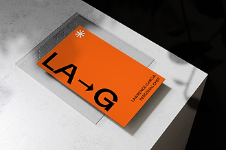 Vizitka osobního kuchaře na kuchyňském pultu.