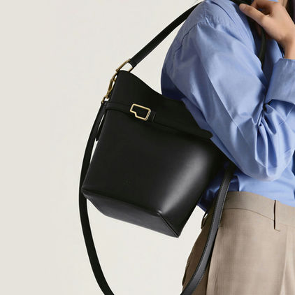 Borse in saldo con il 30% di sconto. La stagione Primavera/Estate 2026 segna un ritorno a un'eleganza consapevole e rilassata, dove borse e accessori non sono solo complementi, ma i veri protagonisti del look. Spedizione gratuita in Italia per gli acquisti superiori a 100 €.