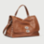 The Postina® Zanellato, in top quality leather, offers iconic style and versatility. It includes an adjustable strap.